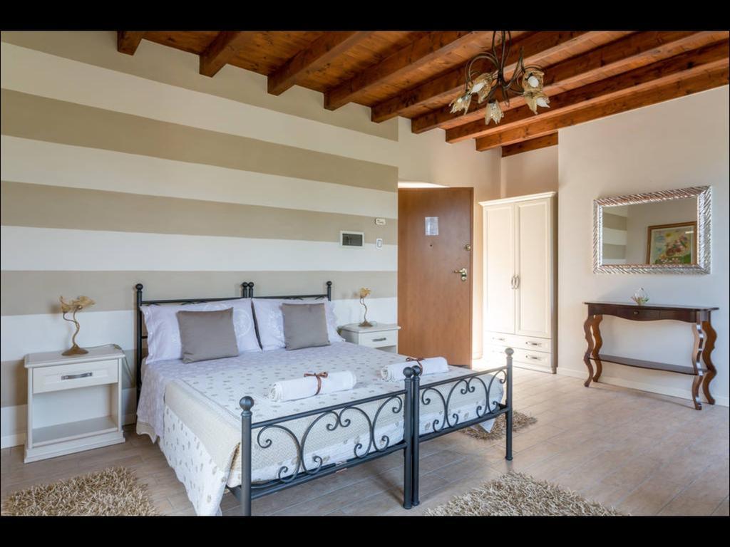 B&B Ronco Degli Ulivi อีเซโอ ภายนอก รูปภาพ